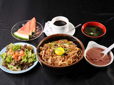 金山食堂承包公司有強(qiáng)大的后盾，在食品安全上確實(shí)可以放心。